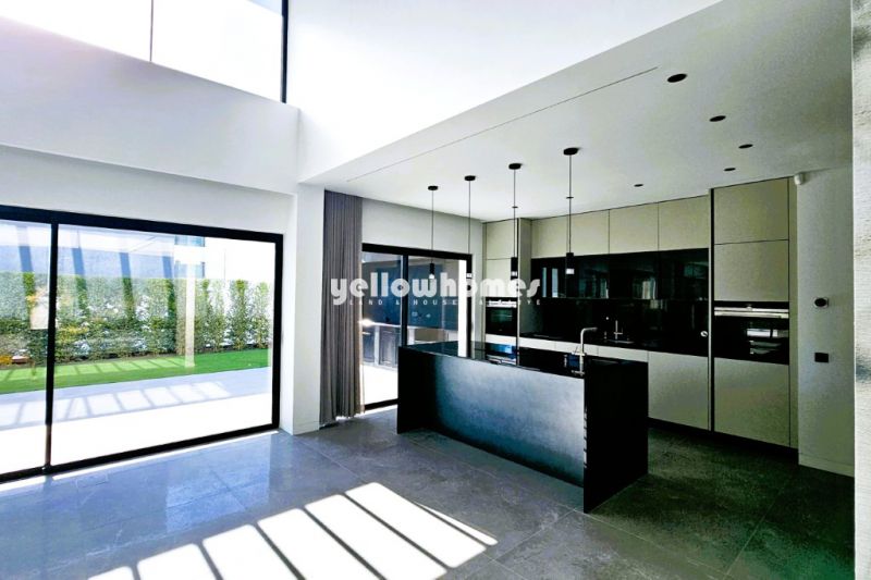Exclusive 4-bed Contemporary Golf Front Villa with Stunning Views in Vilamoura